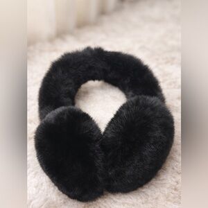 Cache-oreilles noir en fausse fourrure – Neuf sans étiquette